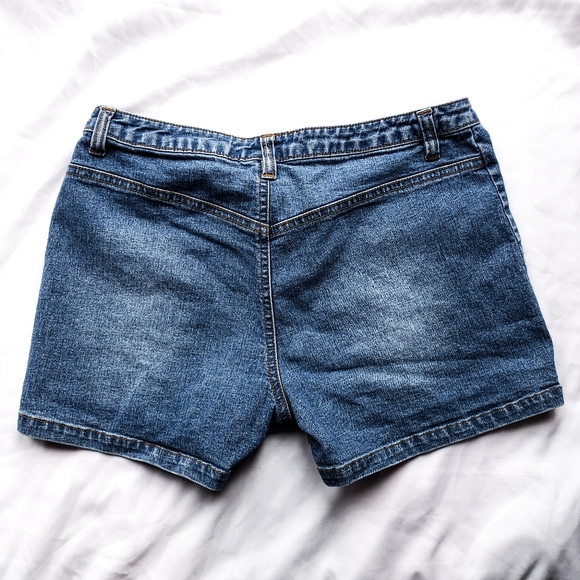 2/$15 Vintage Y2K Garage Jean Shorts - Picture 3 of 7